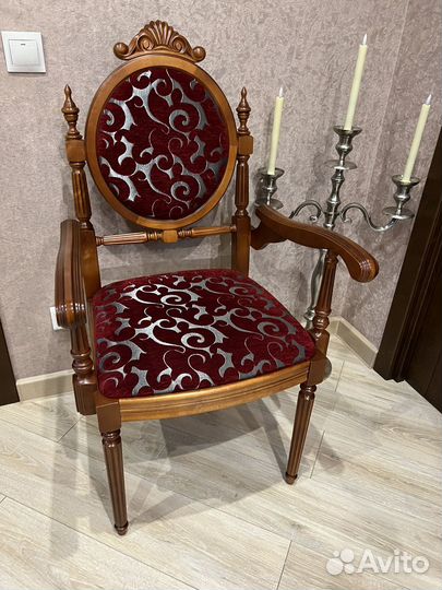 Стул-кресло с подлокотниками