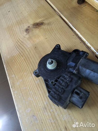 Электромотор стеклоподъемника правый перед