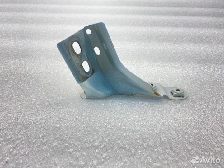 Кронштейн крыла передний правый Volkswagen Polo