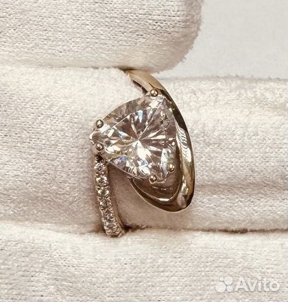 Кольцо с синтетическим камнем Золото