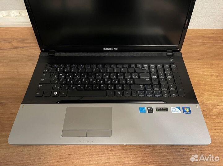 Большой ноутбук Samsung 17.3