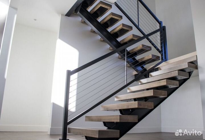 Металлический каркас П-образной лестницы в дом