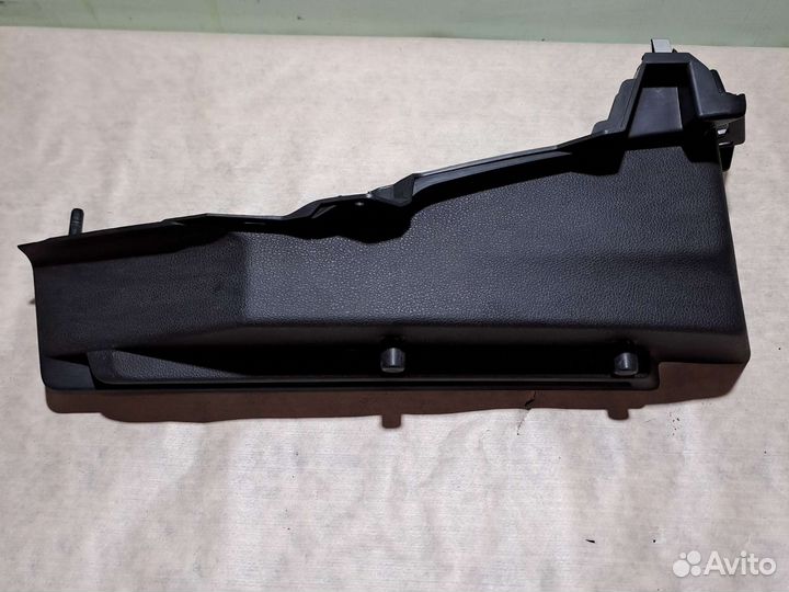 Кронштейн полки багажника левый Octavia A7