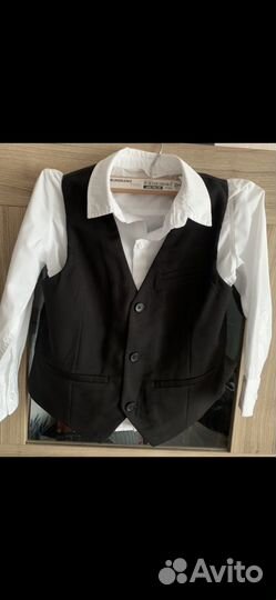 Рубашка белая с жилеткой на 5-6 лет