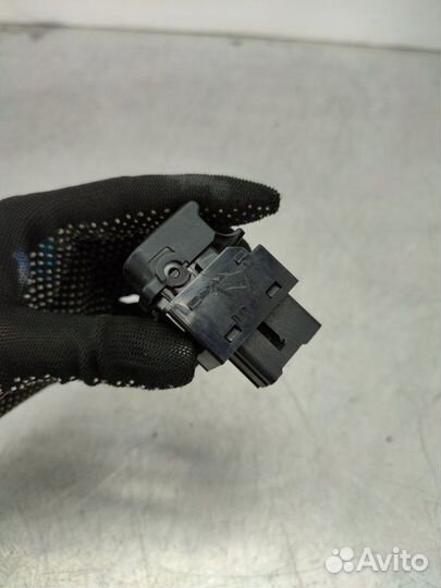 Кнопка стеклоподъемника передняя правая Hyundai