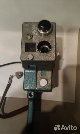 Кинокамера 1960-х годов и фотоальбом