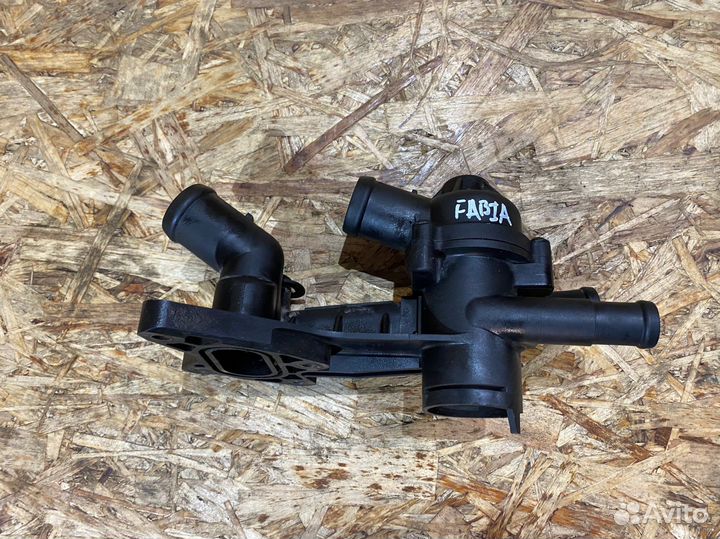 Корпус термостата Skoda Fabia 2 07-15