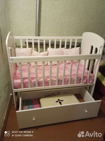 Детская кроватка с маятником белая