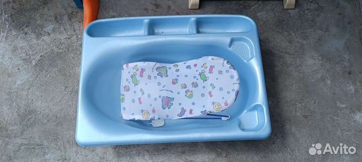 Детский стол и ванначка