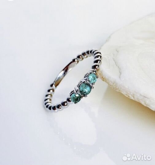 Кольцо из платины с изумрудами