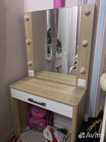 Туалетный стол с зеркалом, подсветкой и розеткой