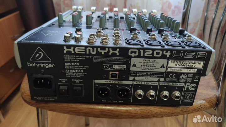 Микшерный пульт Behringer Q1204USB