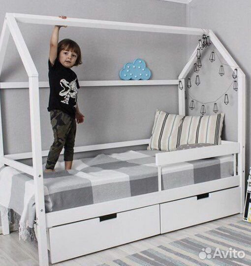 Детская кроватка домик