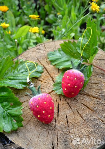 Подвеска клубника ручная работа