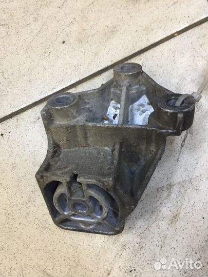 Кронштейн двигателя правый Volvo S60 1