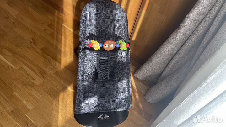 Кресло шезлонг babybjorn сетка с игрушкой