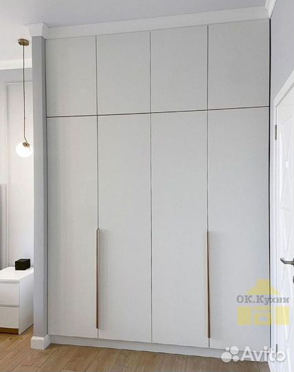 Зеркальный шкаф