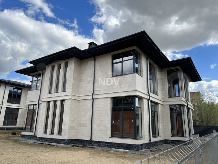 Дом 421,7 м² на участке 10 сот.