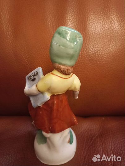 Статуэтка девочка с книгой Бронницы