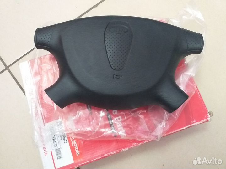 Накладка руля Kia 0K2N1-32800-02