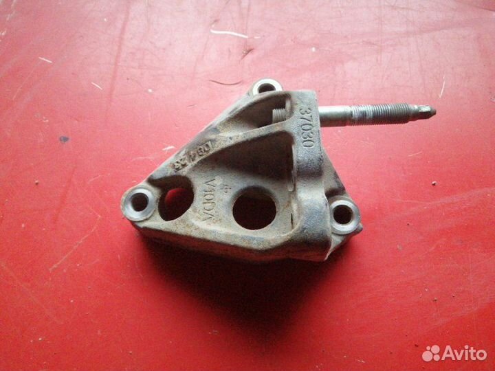 Кронштейн опоры двс правый Toyota Corolla E150