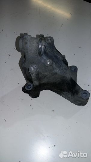 Опора двигателя левая VWCrafter 2.0TDI 03L199307A