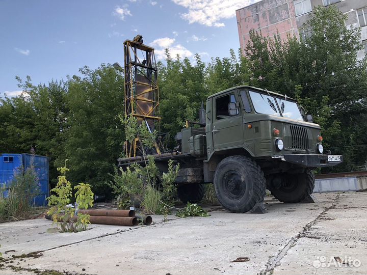 Машинист буровой установки со своей техникой