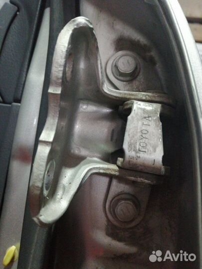 Петля двери задняя левая Toyota Avensis Т250