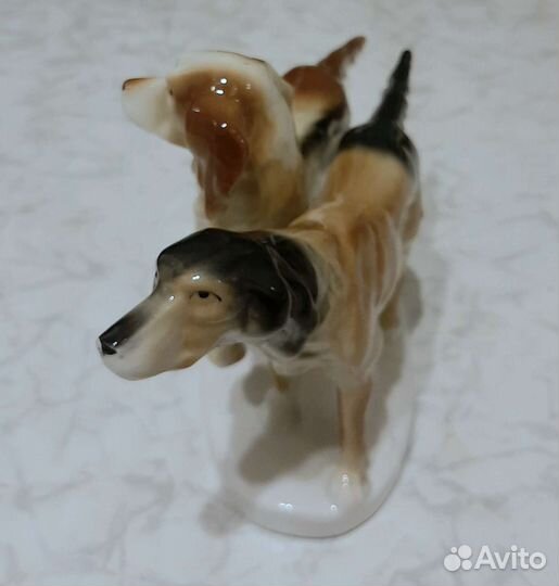 Фарфоровая статуэтка собак