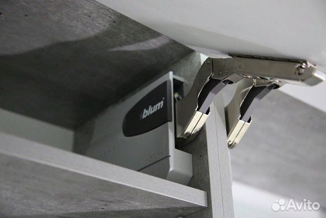 Кухня под потолок с интегрированной ручкой