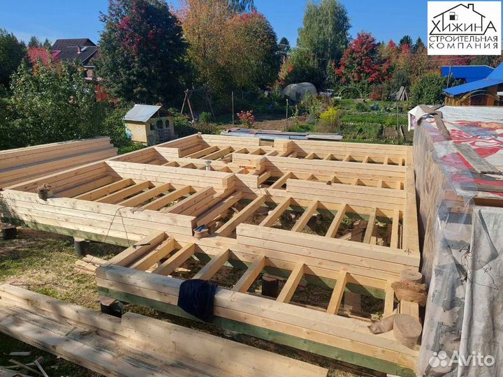 Дома срубы из бруса 9х9 с крыльцом и балконом и