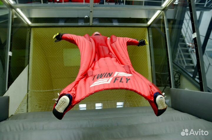 Полет в костюме wingsuit в аэротрубе