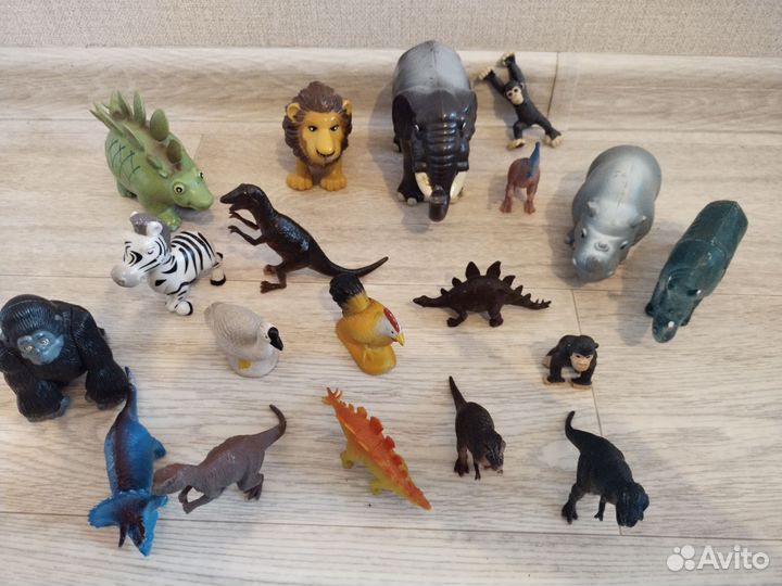 Фигурки динозавров и других животных