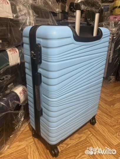 Чемодан на колесах средний М+