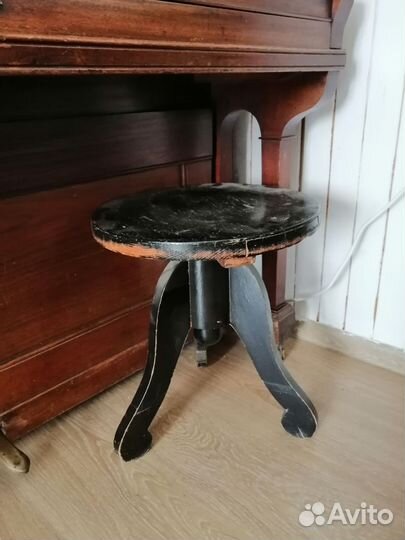 Старинный винтовой стул для пианино