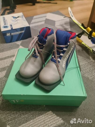 Лыжи с ботинками 33 и 36 размеры