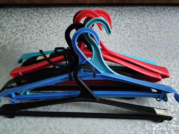 Вешалки плечики(деревянные и пластиковые)