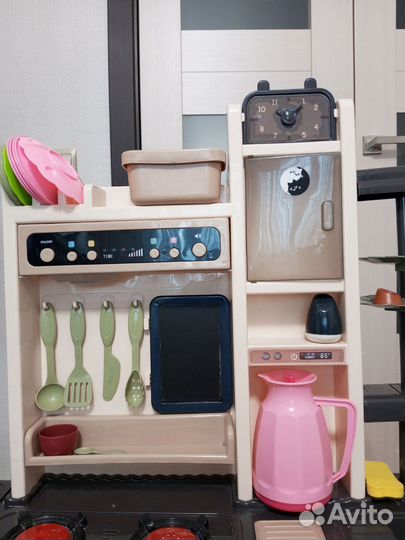Детская кухня с посудой