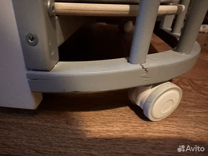 Детская кроватка с маятником