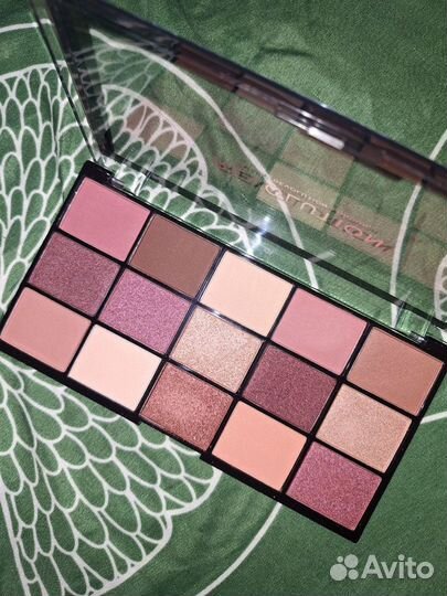 Палитра теней makeup revolution