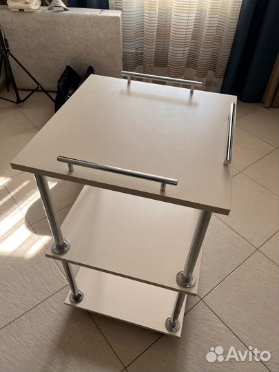 Этажерка на колесиках