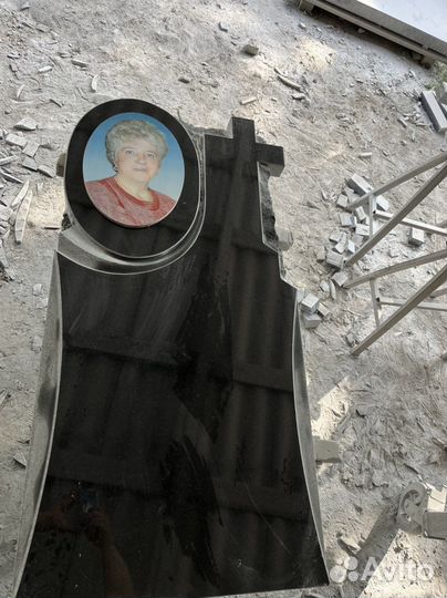 Гранитный монумент