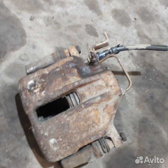 Суппорт передний левый 1.6 Ауди а4б5 VW Пассат Б5