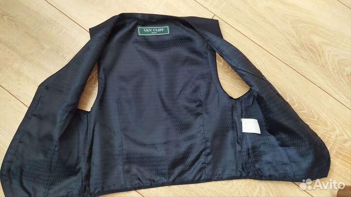 Школьный костюм+ двое брюк и рубашки