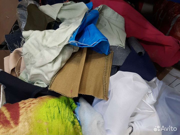 Обрезки разных видов тканей для рукоделия