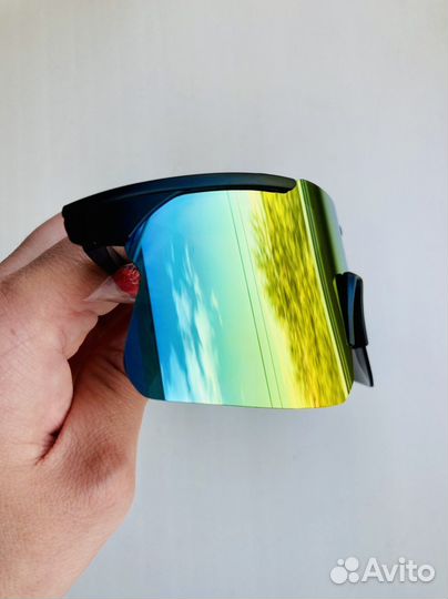 Спортивные чёрно-красные очки солнцезащитные