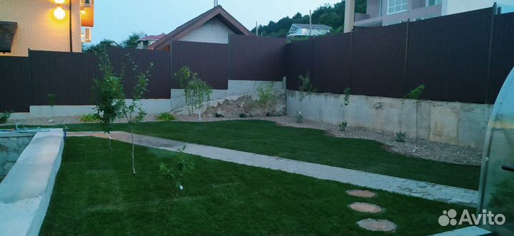 Рулонный газон с укладкой и без