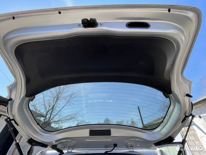 Задняя дверь toyota vitz