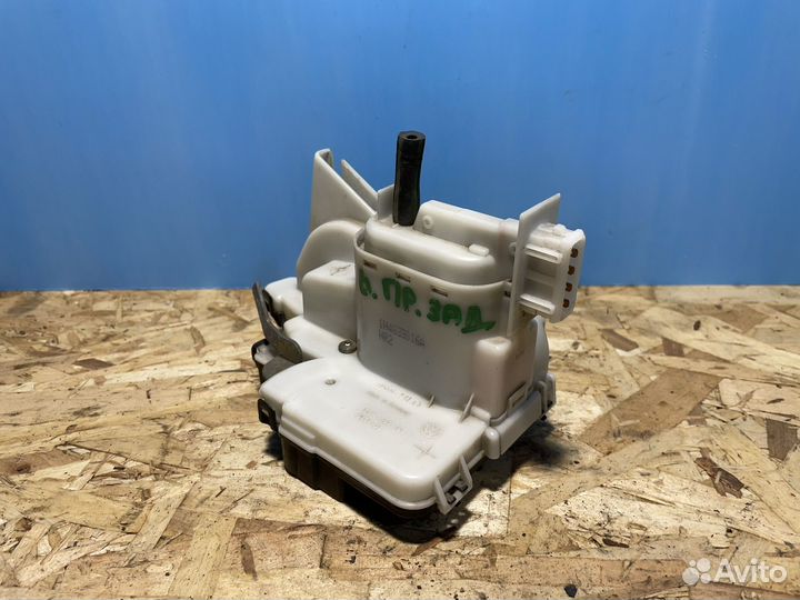 Замок задний правый golf 3