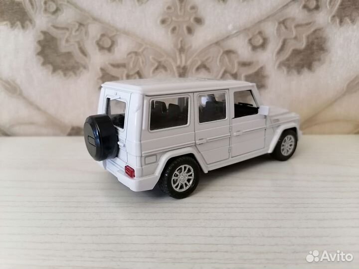 Модель Mersedes-Benz G-класс со звуком/светом 1:43